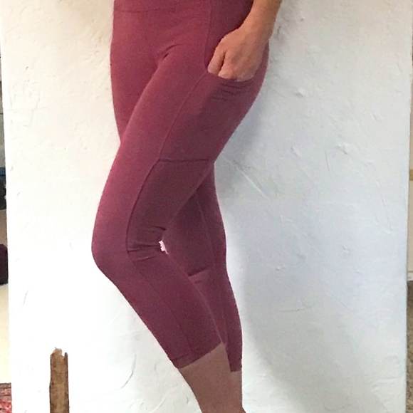Lululemon Mid Rise Crop - Picture 1 of 5